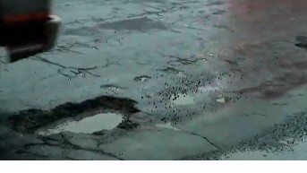 Uno de los baches de la av. Simón Bolívar, en el sector de Gualo. (Captura de pantalla / Ecuavisa)