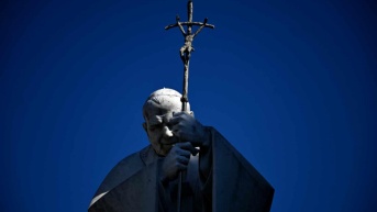 Una imagen muestra la estatua de Juan Pablo II fuera del hospital Gemelli donde el Papa Francisco está hospitalizado con neumonía, en Roma el 17 de marzo de 2025. (TIZIANA FABI / AFP)
