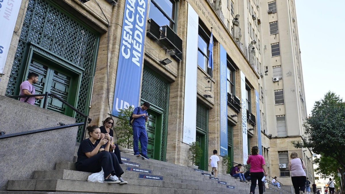 Personas descansan frente a la Facultad de Medicina de la Universidad de Buenos Aires (UBA) este lunes, en Buenos Aires (Argentina). EFE/ Matías Martin Campaya (Matías Martin Campaya / EFE)