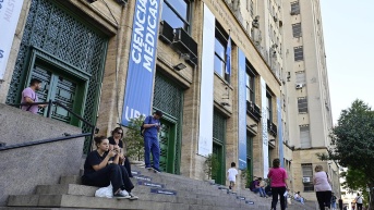 Personas descansan frente a la Facultad de Medicina de la Universidad de Buenos Aires (UBA) este lunes, en Buenos Aires (Argentina). EFE/ Matías Martin Campaya (Matías Martin Campaya / EFE)
