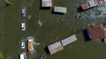 Fotografía aérea de casas afectadas por una inundación el martes 11 de marzo en Jujan, Guayas. (Mauricio Torres / EFE)