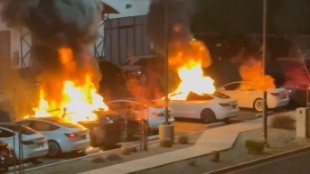 Las autoridades reportaron que tres autos Tesla se quemaron por completo, luego de un ataque con bombas molotov. (Internet)