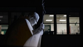 La estatua de Juan Pablo II en la entrada del Hospital Gemelli, donde está hospitalizado el Papa Francisco, en Roma, Italia, El Papa Francisco fue admitido en el Hospital Gemelli de Roma el 14 de febrero debido a una infección del tracto respiratorio. (FABIO FRUSTACI / EFE)