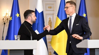 El presidente de Finlandia, Alexander Stubb (D), estrecha la mano del presidente de Ucrania, Volodymyr Zelensky (I), durante una conferencia de prensa conjunta tras sus conversaciones como parte de la visita oficial de este último a Helsinki, Finlandia, el 19 de marzo de 2025. (KIMMO BRANDT / EFE)