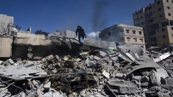 Un palestino inspecciona una casa destruida tras un ataque aéreo israelí en la ciudad de Gaza, norte de la Franja de Gaza, 19 de marzo de 2025. (HAITHAM IMAD / EFE)