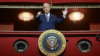 El presidente de EE. UU., Donald Trump, se encuentra en el palco presidencial mientras recorre el Centro John F. Kennedy para las Artes Escénicas en Washington, DC, el 17 de marzo de 2025. (AFP)