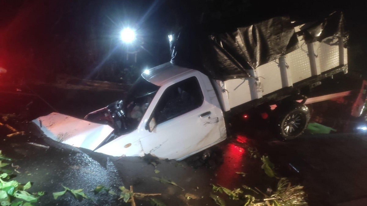 Imagen de la camioneta que cayó en el socavón de la vía. (Cortesía del ECU 911)
