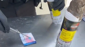 Imagen del decomiso de droga líquida camuflada en botellas de productos naturales (Captura de pantalla)