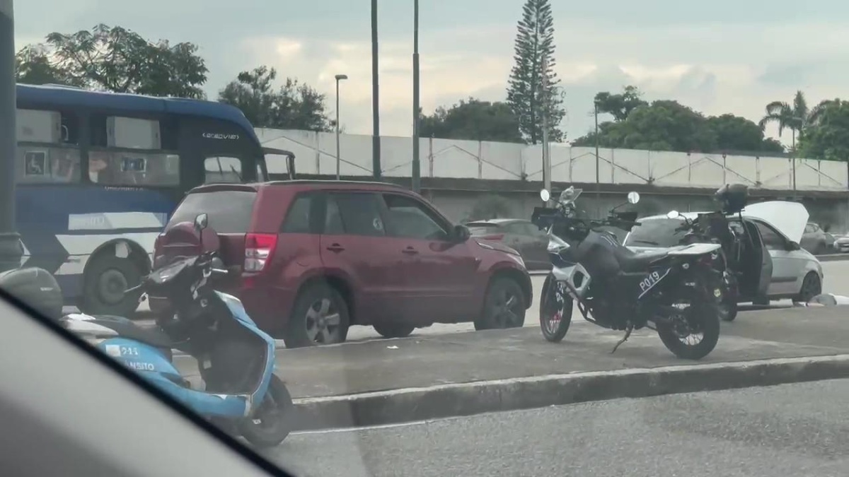 Imagen de uno de los autos baleados por el triple crimen a la salida del túnel Cerro Santa Ana de Guayaquil. (Cortesía)