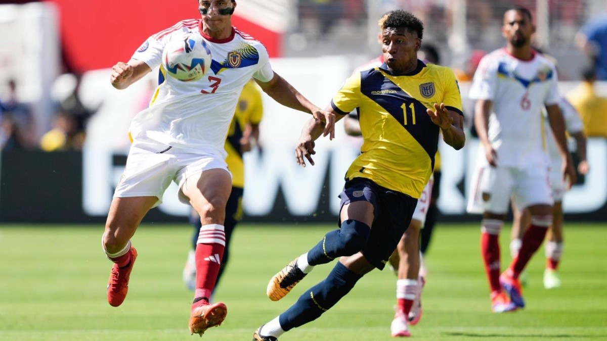 Ecuatorianos y venezolanos chocan por las Eliminatorias al Mundial 2026. (ARCHIVO)