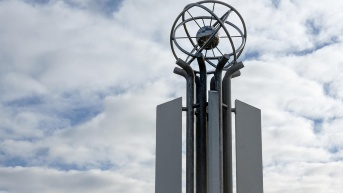 Imagen del monumento al átomo situado en la entrada a la central nuclear de Jmelnitski, en el oeste de Ucrania. (EFE)