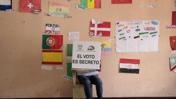 Un ciudadano sufraga en las elecciones de febrero 2025, en una junta receptora de Quito. (API)