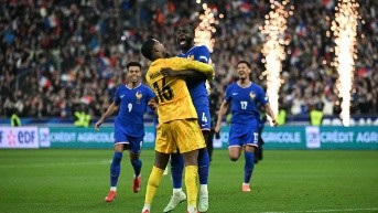 Jugadores de Francia celebrando la victoria en tanda de penales. (AFP)