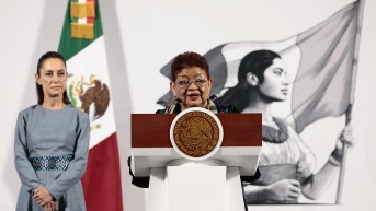 La consejera jurídica de la Presidencia, Ernestina Godoy, habla durante una rueda de prensa este lunes, en Palacio Nacional,en Ciudad de México (México). (José Méndez / EFE)
