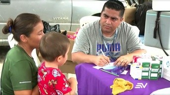 Atención médica en las zonas afectadas por el derrame de petróleo. (Foto: Televistazo)