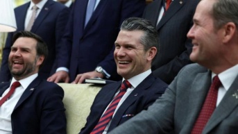 El secretario de defensa Pete Hegseth (centro), el vicepresidente JD Vance (izq.) y el asesor de seguridad nacional Mike Waltz. (Internet)