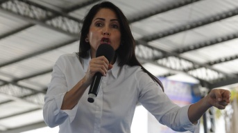 Imagen de Luisa González por la campaña electoral de las elecciones de 2025. (API)