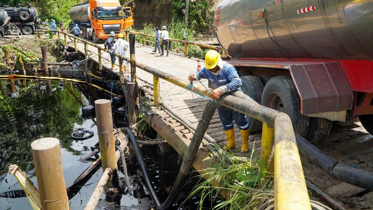Fotografía cedida el pasado 16 de marzo por el Cuerpo de Bomberos de Esmeraldas en la que se registraron las labores de contención ante un derrame de petróleo en el Sistema de Oleoductos Transecuatoriano (Sote), en Quinindé. (PETROECUADOR / EFE)