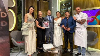 Luis Antonio junto a los miembros de En Contacto. (Ecuavisa)