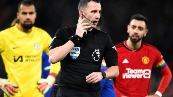 Los árbitros más veteranos de la Premier League son los que más dinero ganan. (EFE)