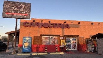 Fotografía de la fachada del Mercado Beef Master Meat este 24 de marzo de 2025, en la ciudad de Tucson, Arizona (EE.UU.). EFE/ María León (María León / EFE)