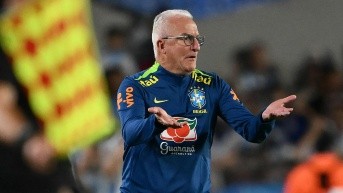 Dorival Júnior, DT de Brasil, en el partido contra Argentina en Buenos Aires. (AFP)