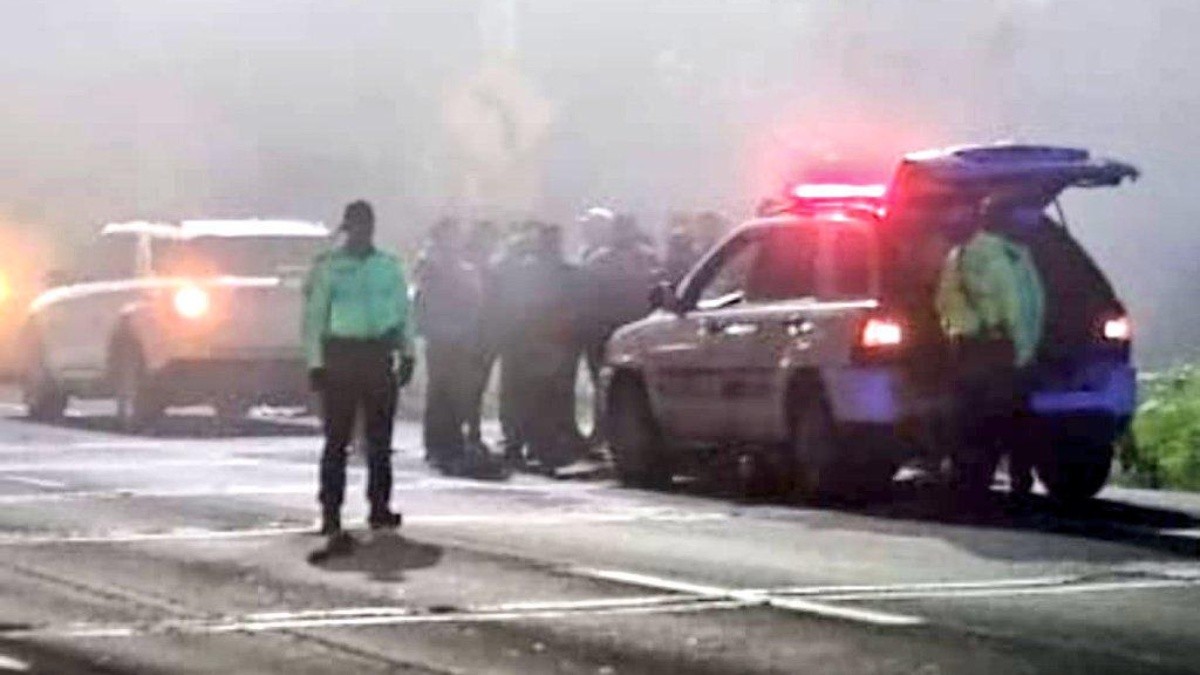 Los agentes de la Policía Nacional en la zona donde ocurrió el incidente, en la av. Simón Bolívar. (Cortesía de Policía Nacional)