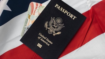 Imagen referencial de pasaporte estadounidense (Freepik)