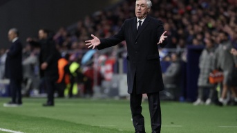 Carlo Ancelotti dirigiendo un partido con el Real Madrid (AFP)