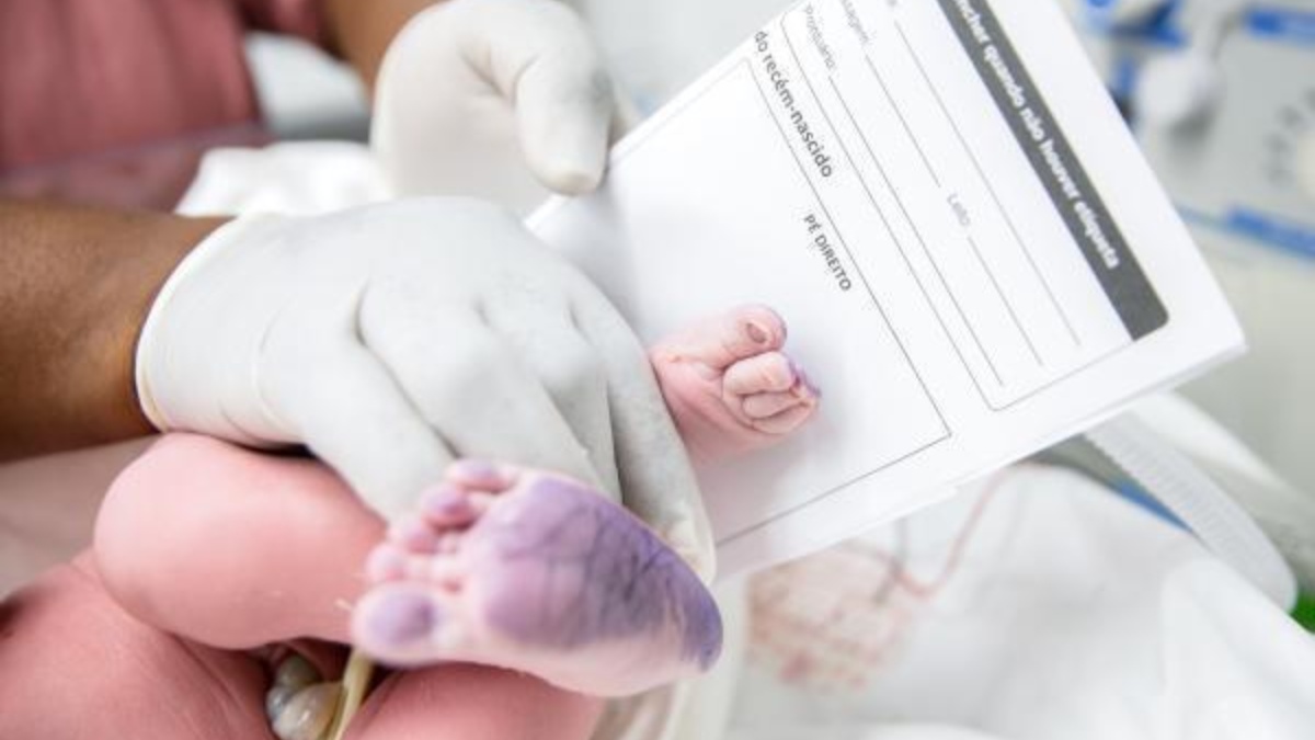 Foto referencial del proceso de identificación de un bebé. (Foto: Internet.)