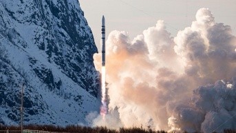 El cohete "Spectrum" de la empresa alemana Isar Aerospace explotó segundos después del despegue el 30 de marzo de 2025 en el Puerto Espacial de Andøya, en Noruega. (AFP)