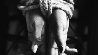 Imagen referencial de mujer violentada (Freepick)