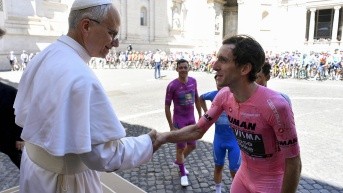 El papa León XIV saluda al líder del Giro Simon Yates en el Vaticano en Roma, este domingo en el que finaliza el Giro de Italia.-EFE/ Simone Risoluti Dicasterio de la Comunicación del Vaticano. (EFE)
