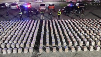 Imagen de siete mil paquetes de droga incautados en la provincia de Colón en Panamá, el 31 de mayo. (Policía de Panamá)