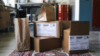 Imagen referencial para graficar la importación de paquetes. (Pexels)