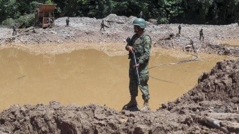 Policías y militares realizan un operativo contra la minería ilegal, en el Río Punino. (EFE)