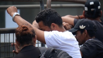 Imagen de personas consternadas por una masacre en Guayaquil. (Televistazo)