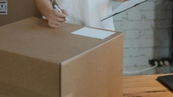 Imagen referencial para graficar el envío de paquetes que llegan de otros países. (Pexels)