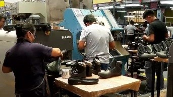 Imagen de una fábrica de zapatos en Ecuador. (Ecuavisa)