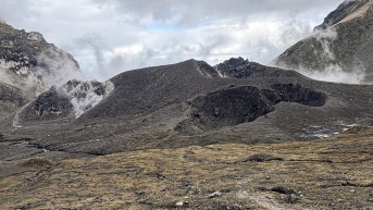 Emisión de gases en el cráter del volcán Guagua Pichincha. (Instituto Geofísico)