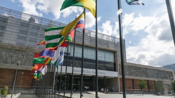 La puerta principal del Palacio Legislativo, en Quito. (Flickr de la Asamblea Nacional)