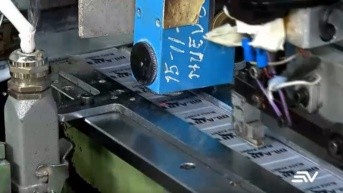 Máquinas para realizar etiquetas. (Ecuavisa)