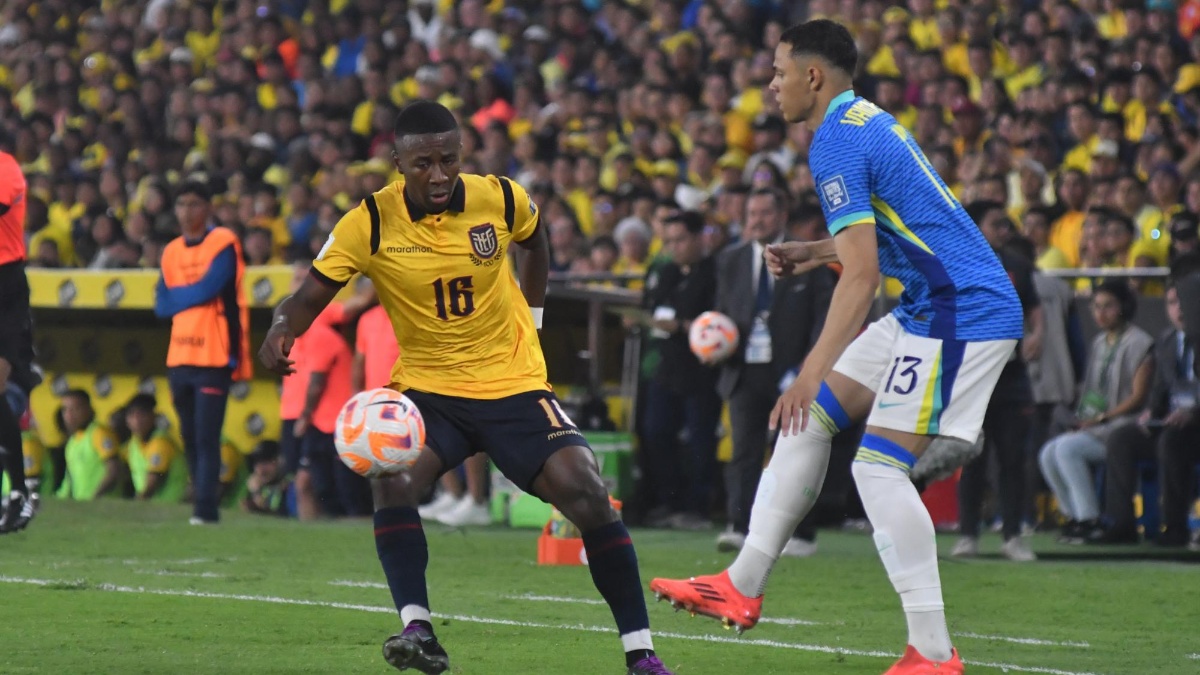 Ecuador no alineó delanteros ante Brasil. (API)