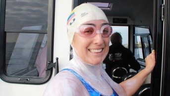 Sara Palacios, ultramaratonista ecuatoriana, tras cruzar el Estrecho de Gibraltar. (@sarademar7mares)