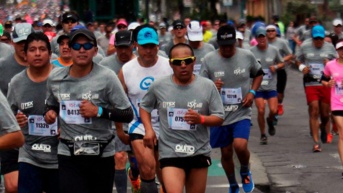 Imagen referencial de los atletas en la Quito 15k Race. (Redes sociales)
