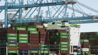 Fotografía de archivo de un buque con contenedores en el puerto de Los Ángeles (EE. UU.) (EFE)