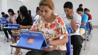 Imagen referencial de estudiantes inscribiéndose a carreras técnicas. (Flickr)