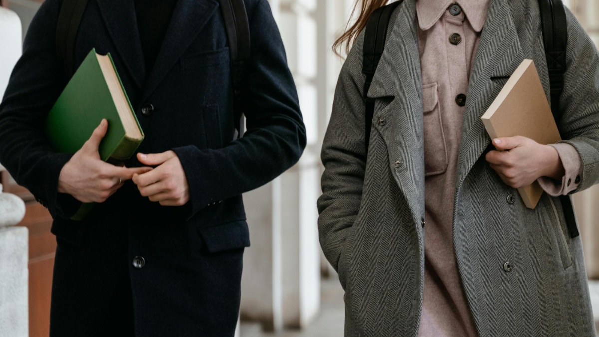 Imagen referencial para graficar a dos estudiantes universitarios. (Pexels)