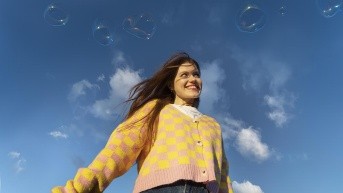 Imagen referencial de una persona feliz. (Freepik)