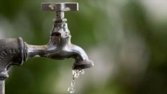 Imagen referencial de un grifo con poca agua. (Freepik)